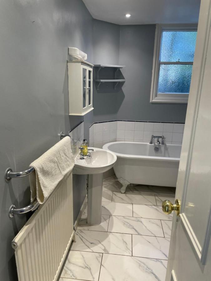 Spacious 2 Bedroom Apartment With Garden Cambridge  Bagian luar foto