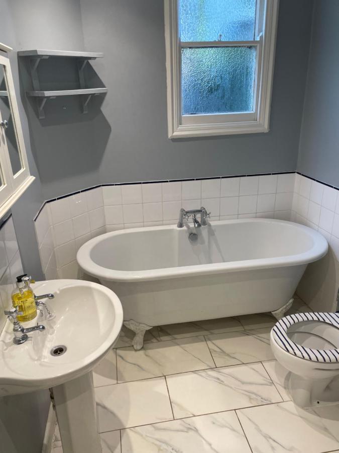 Spacious 2 Bedroom Apartment With Garden Cambridge  Bagian luar foto